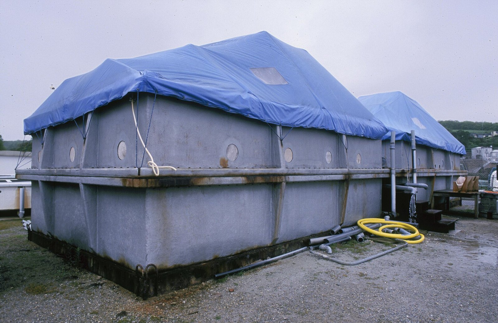 Tanques exteriores de una instalación de cultivo acuícola