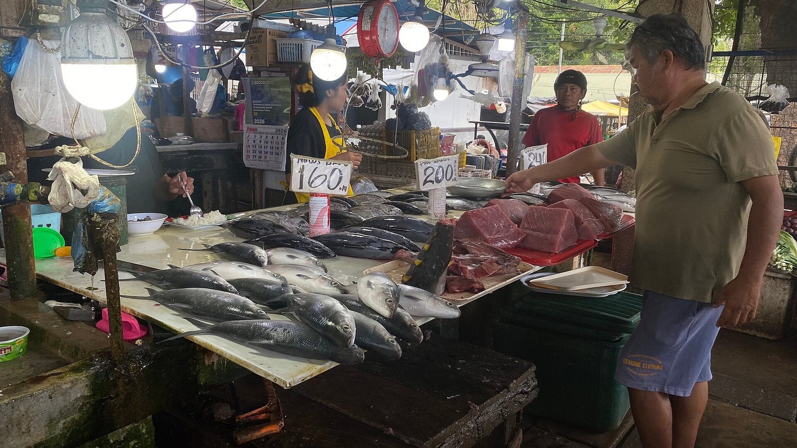 Mostrador de pescado fresco en un mercado