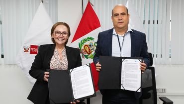 Mujer y hombre sostienen carpetas con documentos firmados frente a banderas de Perú y Sanipes